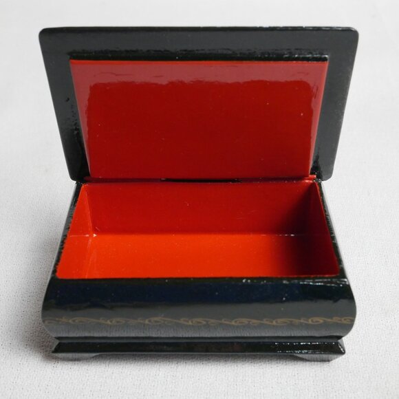 Russian Lacquered Trinket Box With Fairy Tale Scene & Hinged Lid - 3.5" x 2" VTG - Picture 3 of 6
